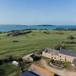 Couette-café La Ferme Du Golf, Atypique Et Artistique, Lancieux